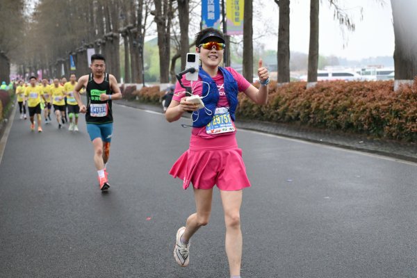 升融配资 2025武汉马拉松近8成外地跑者，拉动消费同比增4成