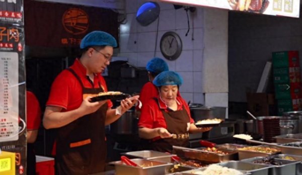 富兴配资端 淘宝闪购上的小店收入增长近一倍
