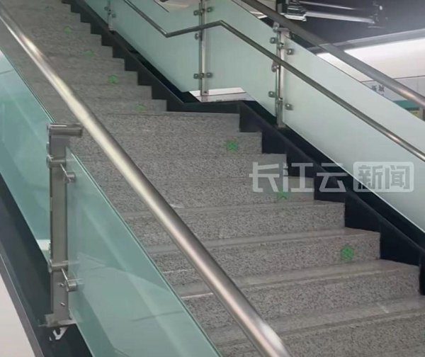 华夏理财 女生发现地铁站台楼梯存在隐私暴露隐患，武汉地铁“听劝”后立即贴上防窥膜